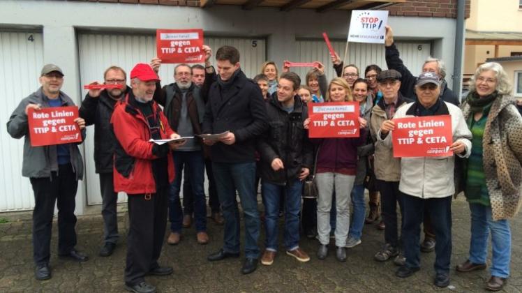 Campact-Koordinator Norbert Castens (3. von links) übergibt Brief und rote Lineale an SPD-Geschäftsführer Moritz Bischoff. Campact-Koordinator Norbert Castens (3. von links) übergibt Brief und rote Lineale an SPD-Geschäftsführer Moritz Bischoff.