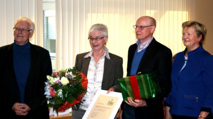Für ihr ehrenamtliches Engagement zeichneten Johannes Manemann (links) und Ursula Ramelow (rechts) von der Seniorenvertretung das Ehepaar Hedwig und Heinrich Moss aus. 