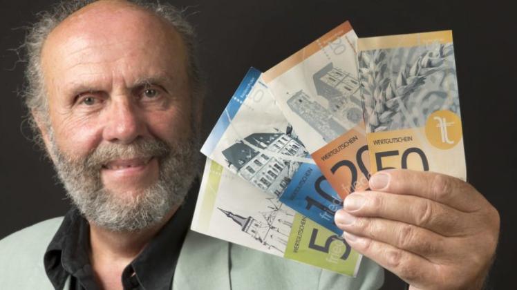 Bunte Scheine oder bargeldlos: Günter Hullmann will eine Regionalwährung für Osnabrück und Umgebung herausbringen, den Friedensthaler.  