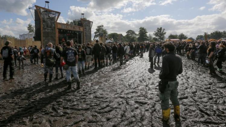 Schlammpackung beim Wacken Open Air 2015: Dauerregen hatte das Gelände in der schleswig-holsteinischen Gemeinde in eine Wattlandschaft verwandelt. Die Heavy-Fans hielten tapfer durch. Doch auch andere große Festivals hatten dieses Jahr zu kämpfen. 