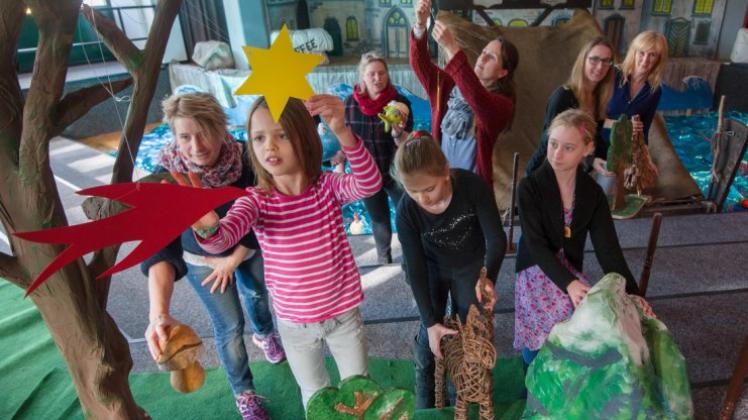 Kinder helfen fleißig mit beim Aufbau des Märchenparcours für die kommenden Märchentage in der Peter-Ustinov-Schule. 