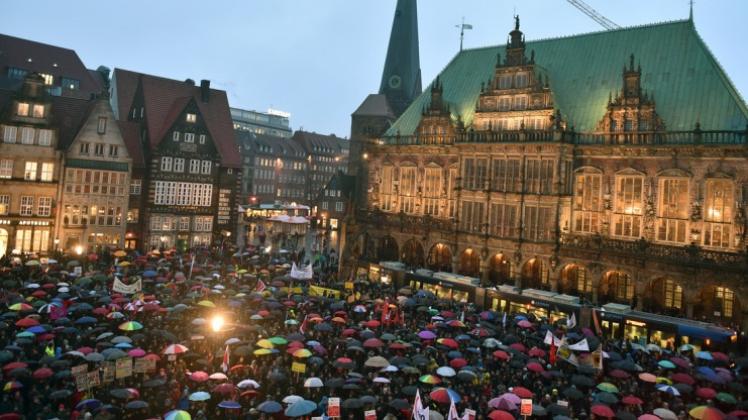 Mehrere tausend Teilnehmer der Kundgebung „Bremen Tut Was“ stehen am 26.01.2015 in Bremen auf dem Marktplatz. 
