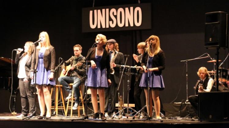 Unisono und Fool’s Rush bringen ihren letzten Song gemeinsam beim Benefizkonzert in Lingen. 