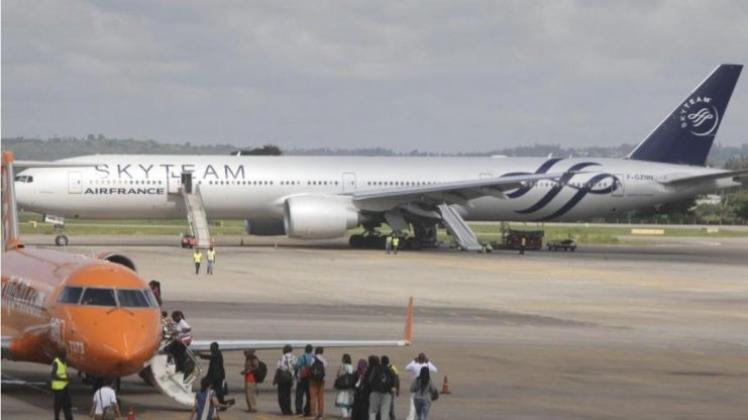 Die Maschine mit 459 Passagieren und 14 Besatzungsmitgliedern landete am Sonntag auf dem Flughafen der Hafenstadt Mombasa. 