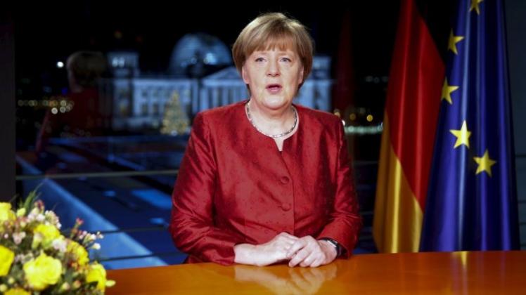 Zum Jahreswechsel hat Bundeskanzlerin Angela Merkel (CDU) die Bürger auf weitere Herausforderungen durch die hohe Zahl der Flüchtlinge eingeschworen. „Es steht völlig außer Frage, dass der Zuzug so vieler Menschen uns noch einiges abverlangen wird.“ 