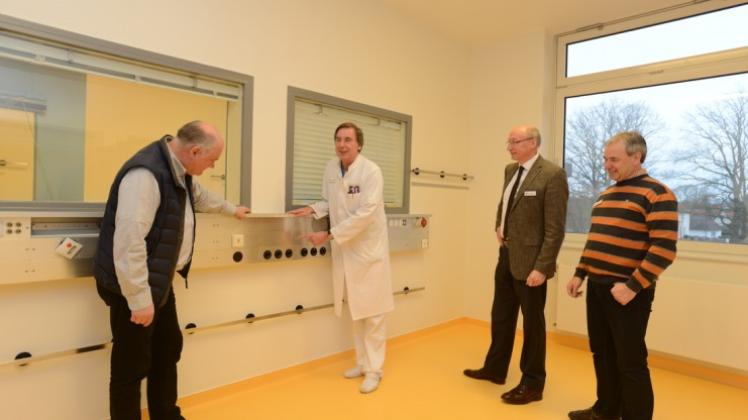 Hell gestaltet sind die Patientenräume, die jetzt eingerichtet werden. Unser Bild zeigt (von links) Helmut Hermes, Matthias Chwallek, Walter Borker und Stefan Schierok. 
