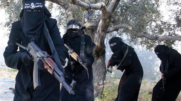 Propaganda des IS: Frauen mit Kalashnikov. 