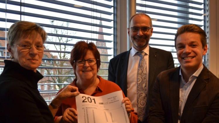 Delbus-Chef Carsten Hoffmann (2. von rechts) sowie Margret Hantke, Marlis Düßmann und Deniz Kurku vom Aufsichtsrat weisen auf den neuen QR-Code hin. 