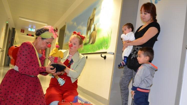 Violine Soundso (li.) und Lilly Zambrana kommen regelmäßig in die Kinderklinik, um den kleinen Patienten, den Angehörigen und den Mitarbeitern ein paar unbeschwerte Stunden zu bereiten.