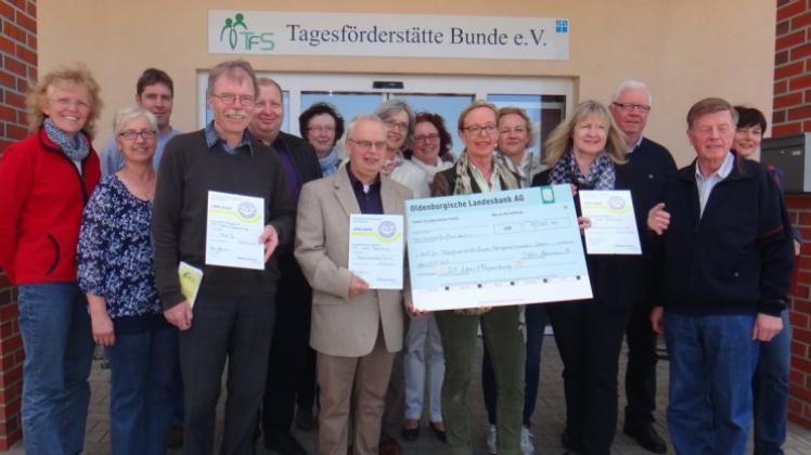 Einen Scheck über insgesamt 9500 Euro hat Soroptimist International Leer/Papenburg übergeben. 