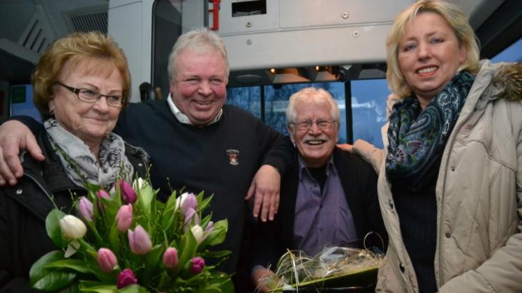 Ein herzlicher Abschied im Bus: Hermann Raschkewitz (3. von links) ist zusammen mit seiner Frau (li.) von Werner (2. v.l.) und Uschi Thiemann (re.) verabschiedet worden. 