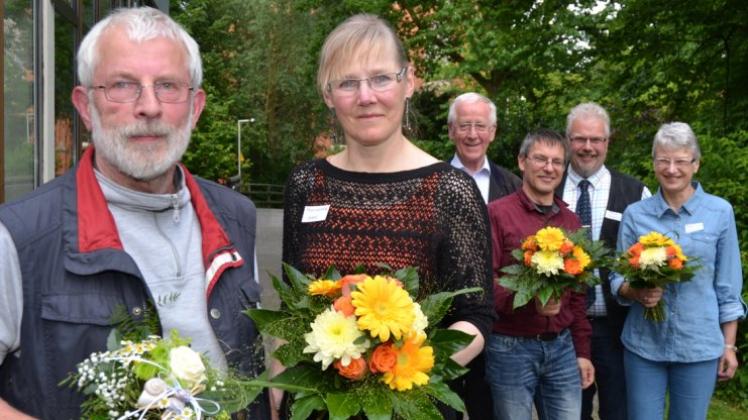 Martin Mechler (von links) übergibt des Zepter im „Ökumene-Weltladen“ an Marianne Hanl. Zum Vorstand gehören zudem Hubert von der Heide, Wolfgang Bohnet, Thomas Meyer und Gabi Laurinat. 