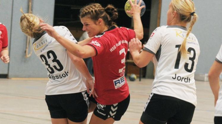 Ausgeschieden: Die HSG Hude/Falkenburg um Jessica Galle (rechts) verlor das DHB-Pokalspoiel gegen Karen Wessoly (links), Annika Jordt und den SV Henstedt-Ulzburg mit 23:35 (14:15). 