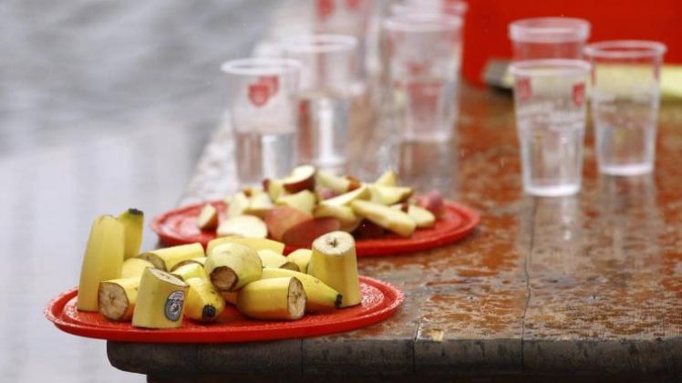 Die Klassiker: Obststücke mit Bananen und Äpfeln liegen auch an den Essensständen in der Graft. 
