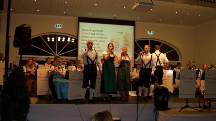 Seit 45 Jahren stehen die Tinner Jäger regelmäßig auf der Bühne. Die aktuelle Besetzung gab nun ein Jubiläumskonzert in Haren. 