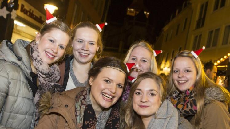 Sechs Damen aus Lingen, die jährlich den Osnabrücker Weihnachtsmarkt besuchen - und schwer begeistert sind. 