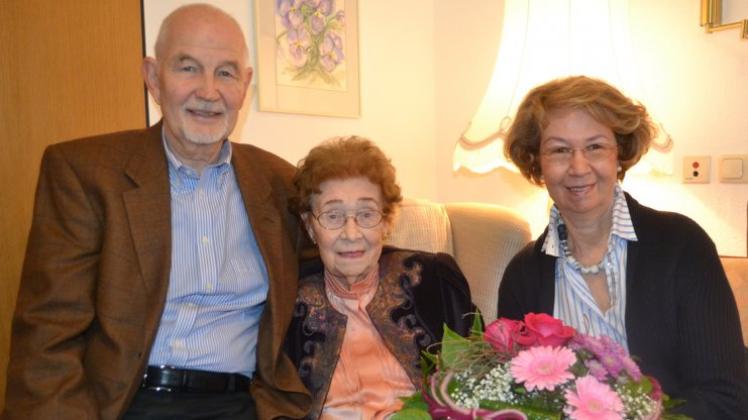 Irmgard Geyer feiert im Rote-Kreuz-Stift ihren 100. Geburtstag. Mit ihr freuen sich Tochter Edda und Schwiegersohn Heio Wernicke. 