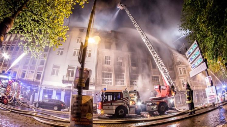 Ein Großbrand von drei Geschäftshäusern in Bremen hat am späten Mittwochabend vermutlich einen Millionenschaden verursacht. 