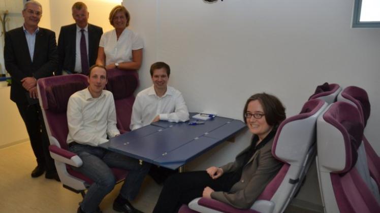 Die alten ICE-Sitzplätze sind bei Ascora ein Ort zum Brainstormen: (hinten, v.l.) Hans-Werner Aschoff, Lutz Stratmann (Minister a.D.), Margret Teichwart und (vorne, v.l.) Marcel Gabor, Dr. Sven Abels und Wirtschaftsförderin Christa Linnemann. Die alten ICE-Sitzplätze sind bei Ascora ein Ort zum Brainstormen: (hinten, v.l.) Hans-Werner Aschoff, Lutz Stratmann (Minister a.D.), Margret Teichwart und (vorne, v.l.) Marcel Gabor, Dr. Sven Abels und Wirtschaftsförderin Christa Linnemann.