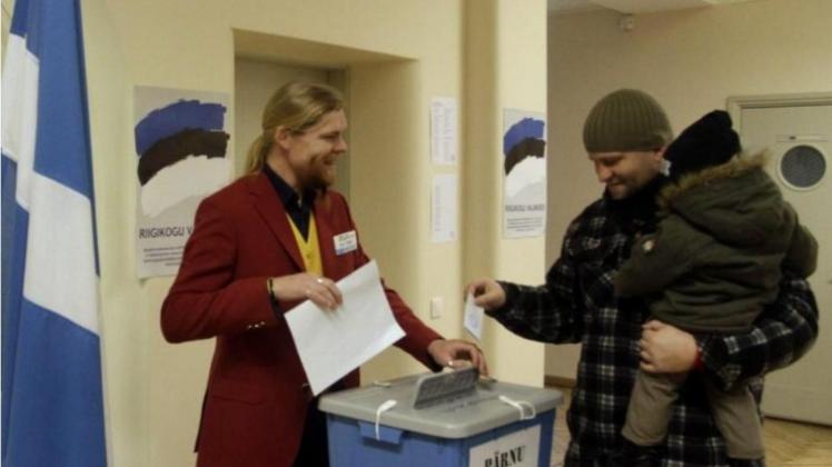 Stimmabgabe in einem Wahllokal der estnischen Stadt Pärnu. 