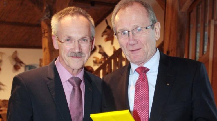 Karl-Heinz Weber (links) gratulierte im Namen aller Mitglieder des EHB dem Vorsitzenden Hermann Bröring zur Vollendung des 70. Lebensjahrs. 