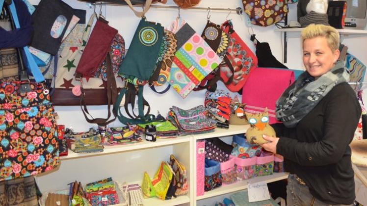 Tanja Brune vor ihren textile Produkten, mit denen sie beim Nikolausmarkt in Lappenstuhl einen Verkaufsstand betreiben wird. 