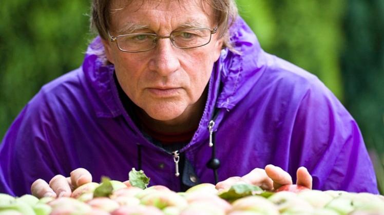 Die Früchte einer langen politischen Karriere will Dr.Reinhold Hemker, hier vor einigen Jahren bei einem Apfelfest in Greven, auch mit 70 noch ernten: Als neuer Landrat des Kreises Steinfurt. 