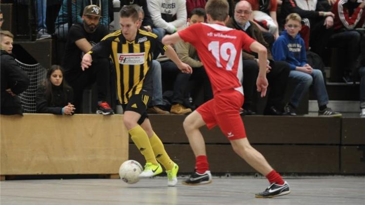 Sie spielen auch 2016 in der Halle weiter nach Fußball-Regeln: Der VfL Wildeshausen (rechts Tobias Düser) und der TV Munderloh (links Finn Albertzarth). 