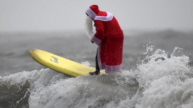 Wales: Dieser Weihnachtsmann nimmt in Gower am Surfing-Santa-Wettbewerb teil. 