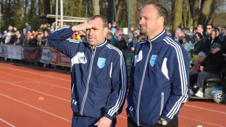 In welche Richtung geht der Blick beim SV Tur Abdin? Trainer Andree Höttges (links) und Team-Manager Stefan Keller sind mit dem Saisonstart der Delmenhorster nicht zufrieden.