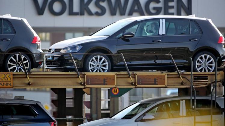 Fabrikneue VW Golf auf Transportzügen vor dem Werk Mosel in Zwickau (Sachsen). 