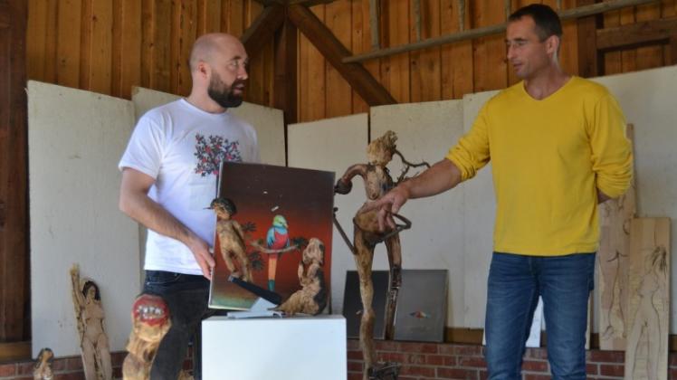 Piotr Rambowski (links) und Thomas Putze stellen in der Galerie am Stall Malereien, Objekte und Zeichnungen aus. 