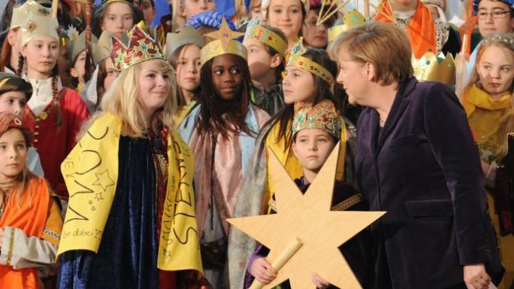 Kanzlerin Angela Merkel - hier ein Archivbild - empfängt am 5. Januar 2016 wieder die Sternsinger. Aus dem Bistum Osnabrück kommen zwei Mädchen und zwei Jungen aus Wallenhorst-Rulle nach Berlin. 