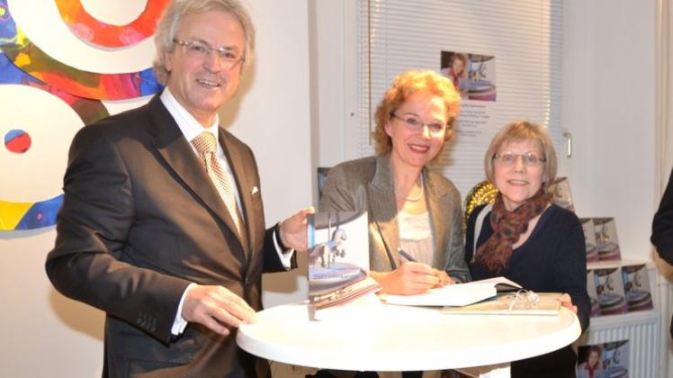 Am Ende der erfolgreichen Lesung signierte Elisabeth Tondera, hier mit einer Leserin und dem Verleger Georg Aehling, zahlreiche Bücher. 
