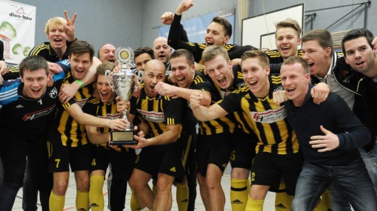 Hallenkreismeister 2015: Die Fußballer des TV Munderloh feiern in Hude ihren Sieg. 