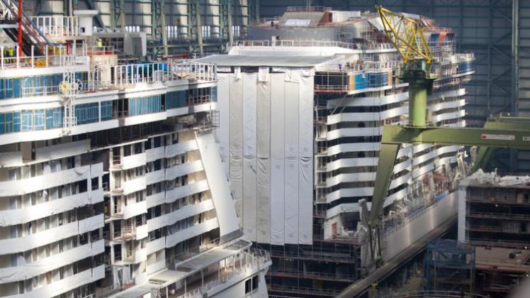 120 Meter lang und 60 Meter hoch: Das Segment der „Ovation of the Seas“ wird am Samstag die Baudockhalle der Meyer Werft verlassen. Am linken Bildrand ist die „Norwegian Escape“ zu sehen, die Mitte August ausgedockt wird.