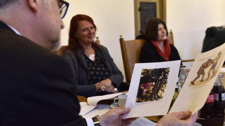 Die Kunst im Blick? Oberbürgermeister Wolfgang Griesert, Patricia Mersinger, Leiterin des Fachbereiches Kultur und Kunsthallen-Direktorin Julia Draganovic (von links) stellen das Ausstellungsprogramm 2016 vor. 