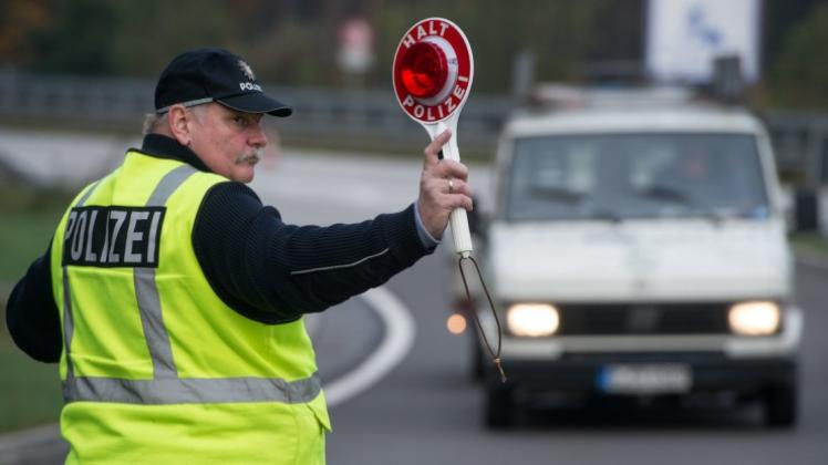Bei einer Kontrolle in Brinkum erwischte die Polizei einen 26-Jährigen, der wiederholt ohne Führerschein am Steuer saß. Symbolfoto: dpa Bei einer Kontrolle in Brinkum erwischte die Polizei einen 26-Jährigen, der wiederholt ohne Führerschein am Steuer saß. Symbolfoto: dpa