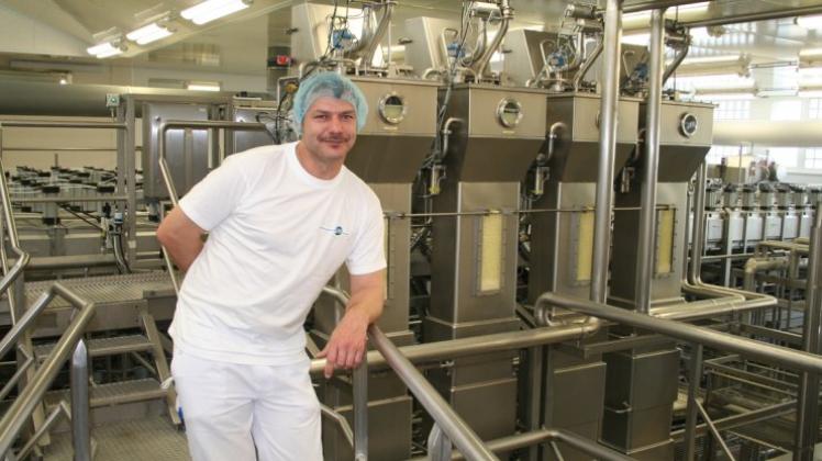 Auch Käserei-Leiter Michael Schawe darf nur in hygienischer Schutzkleidung in das Herzstück der Käseproduktion bei DMK in Georgsmarienhütte. 
