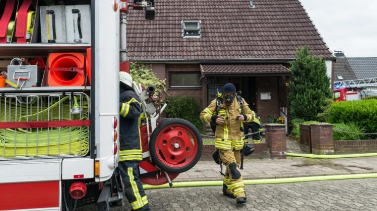 Ein Zimmerbrand in Delmenhorst konnte am Dienstag schnell gelöscht werden. Ein Bewohner wurde aus dem Haus gerettet.  oto: Martina I. Meyer.