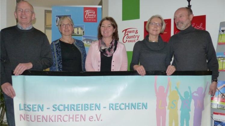 Gemeinsame Freude über 500-Euro für den Verein „Lesen – Schreiben – Rechnen Neuenkirchen zeigten Wolfgang Pante, Kassenwartin Heidrun Pante, Annette Meyer, die 2. Kassenwartin Annette Schulz und Thomas Schulz (von links). 