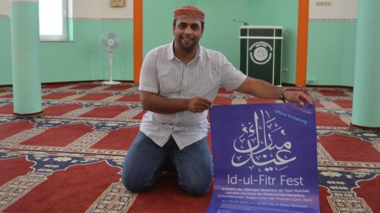 In der Nasir-Moschee der Brinkumer Ahmadiyya Muslim-Gemeinde sind auch Nichtmuslime als Gäste zu verschiedenen Anlässen wie dem Id-ul-Fitr-Fest (Fastenbrechen) gern gesehen. In der Nasir-Moschee der Brinkumer Ahmadiyya Muslim-Gemeinde sind auch Nichtmuslime als Gäste zu verschiedenen Anlässen wie dem Id-ul-Fitr-Fest (Fastenbrechen) gern gesehen.