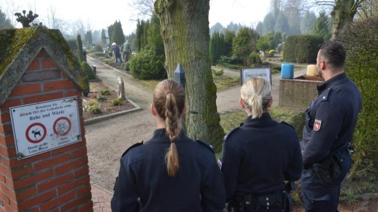In Ganderkesee beginnen die Exhumierungen im Fall Niels H. Die Bereitschaftspolizei sperrt den Friedhof ab. 