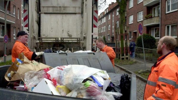 Delmenhorster Müllwerker arbeiten in wechselnden Teams bei der Tonnenleerung. Kritik daran weist der Aufsichtsrat entschieden zurück. 