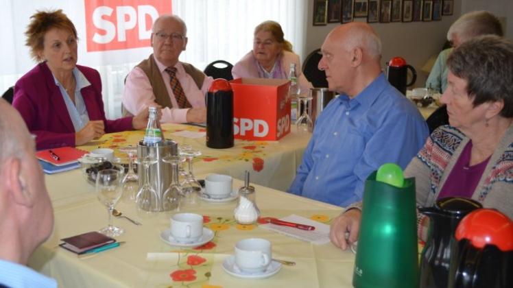 Sie diskutierten über Pflege, Flüchtlinge und Spionage: (von links) SPD-Bundestagsabgeordnete Susanne Mittag, Hermann Bokelmann, Vorsitzender der SPD 60plus, sowie die ehrenamtliche Seniorenbegleiterin Roselies Hengstler. 