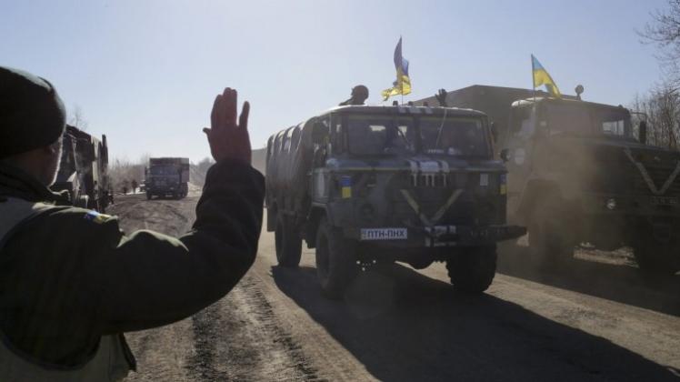 Rückzug aus dem Kessel: Ein ukrainischer Soldat grüßt seine Kameraden, die ihre Stellungen in Debalzewo räumen. 