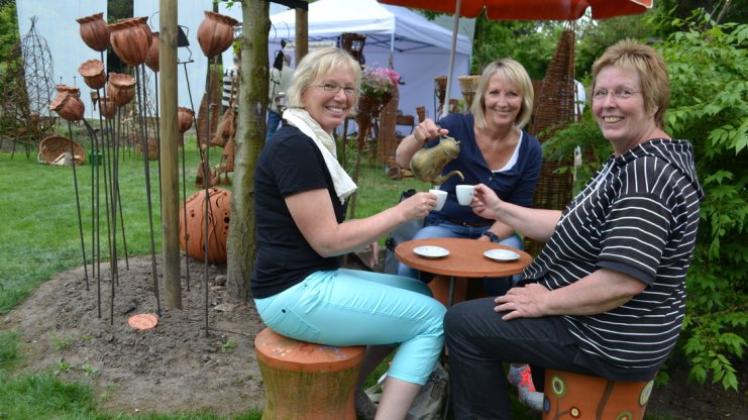 Fünf-Uhr-Tee auf töpferner Sitzgruppe: „Sommertraum“-Organisatorin Ulrike Schütte (rechts) sitzt mit den Besucherinnen Angelika Bremer (links) und Andrea Noster Probe auf ihrer eigenen Gartenkeramik-Kreation. 