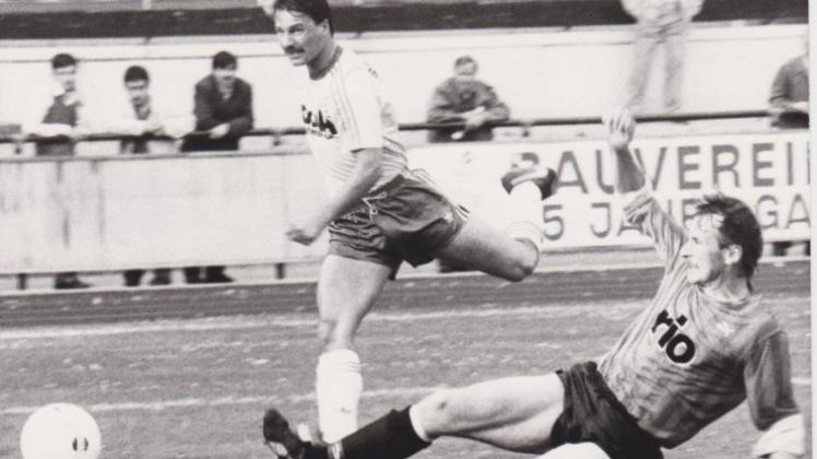19. August 1990: Dirk Musiol (links), der von Werder Bremens Amateuren zum SV Atlas zurückgekommen war, gehörte zu jenen zwölf Delmenhorster Akteuren, die im ersten Spiel gegen Eintracht Braunschweigs Amateure zum Einsatz kamen. Vor knapp 600 Zuschauern bezog Verbandsligist SVA eine 0:1-Heimniederlage.