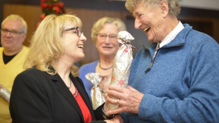 Ehrung: Erich Littek mit der VdK-Kreisvorsitzenden Dorothea Stelljes-Szukalski. Ehrung: Erich Littek mit der VdK-Kreisvorsitzenden Dorothea Stelljes-Szukalski.