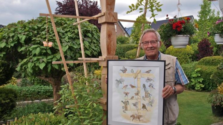 Die Pergola hat Günter Schlendermann selbst geschnitzt und gebaut und gleich noch dazu ein Bild mit all den Gartenvögeln gemalt, die das Bauwerk besuchen. Fotos: Conny Rutsch
